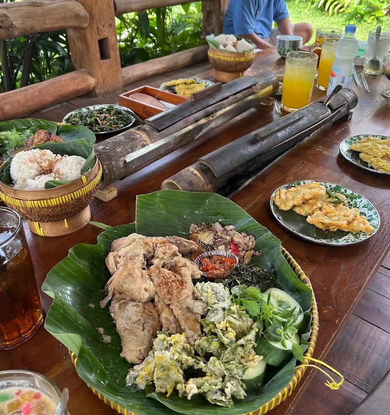Whole Javanese spices — lemongrass, galangal, candlenut and coriander — laid out for an ingkung marinade